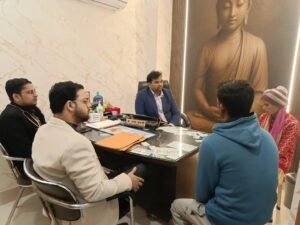 best neurologist in lucknow consultation with patient showing brain scan report